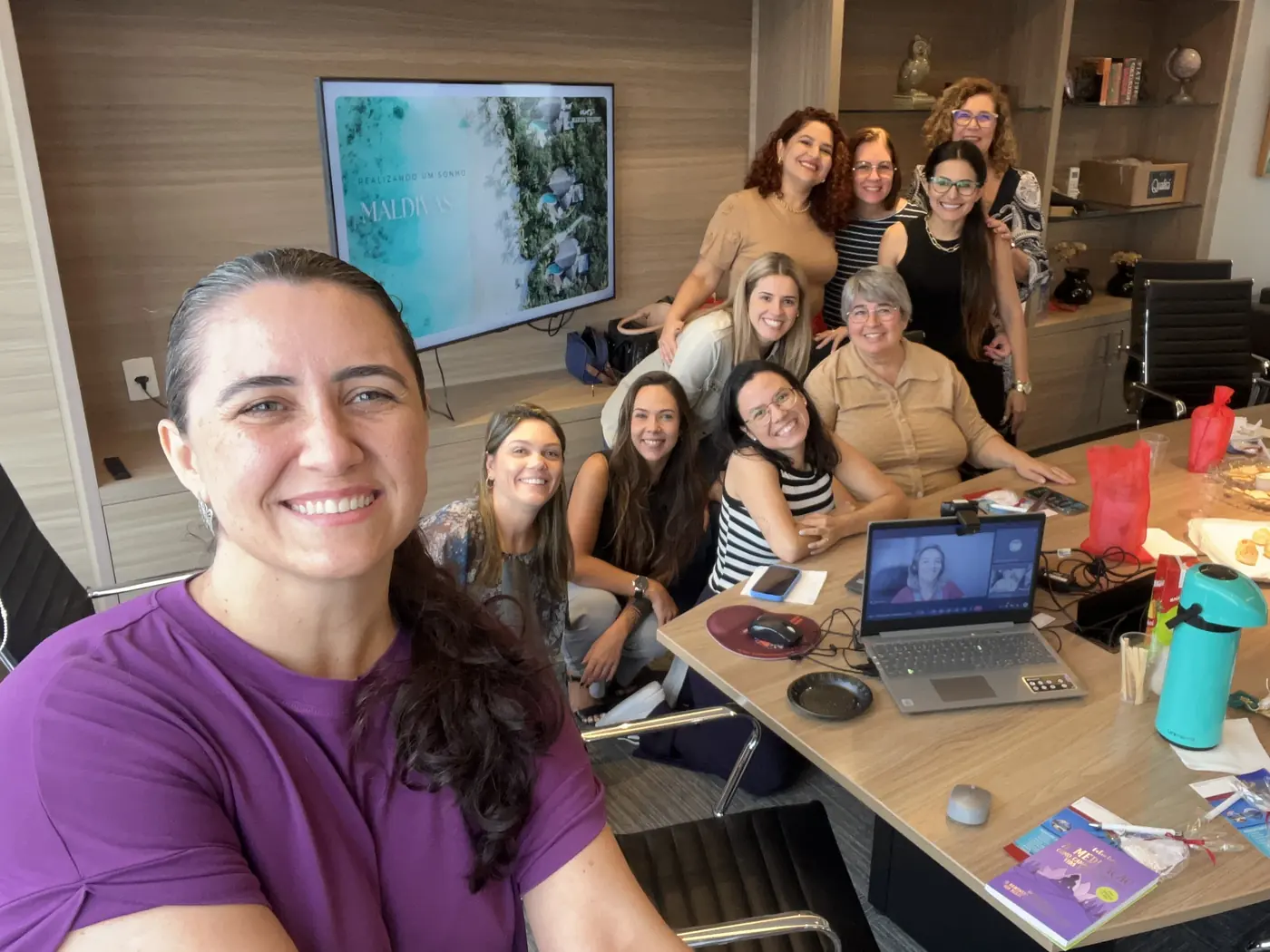 Equipe da ConheSer reunida em volta da mesa