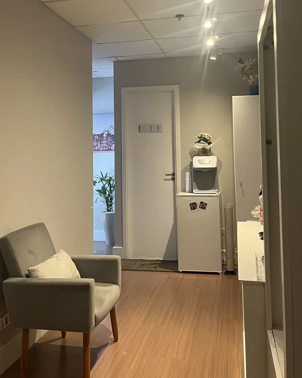Corredor da clínica com poltrona de espera