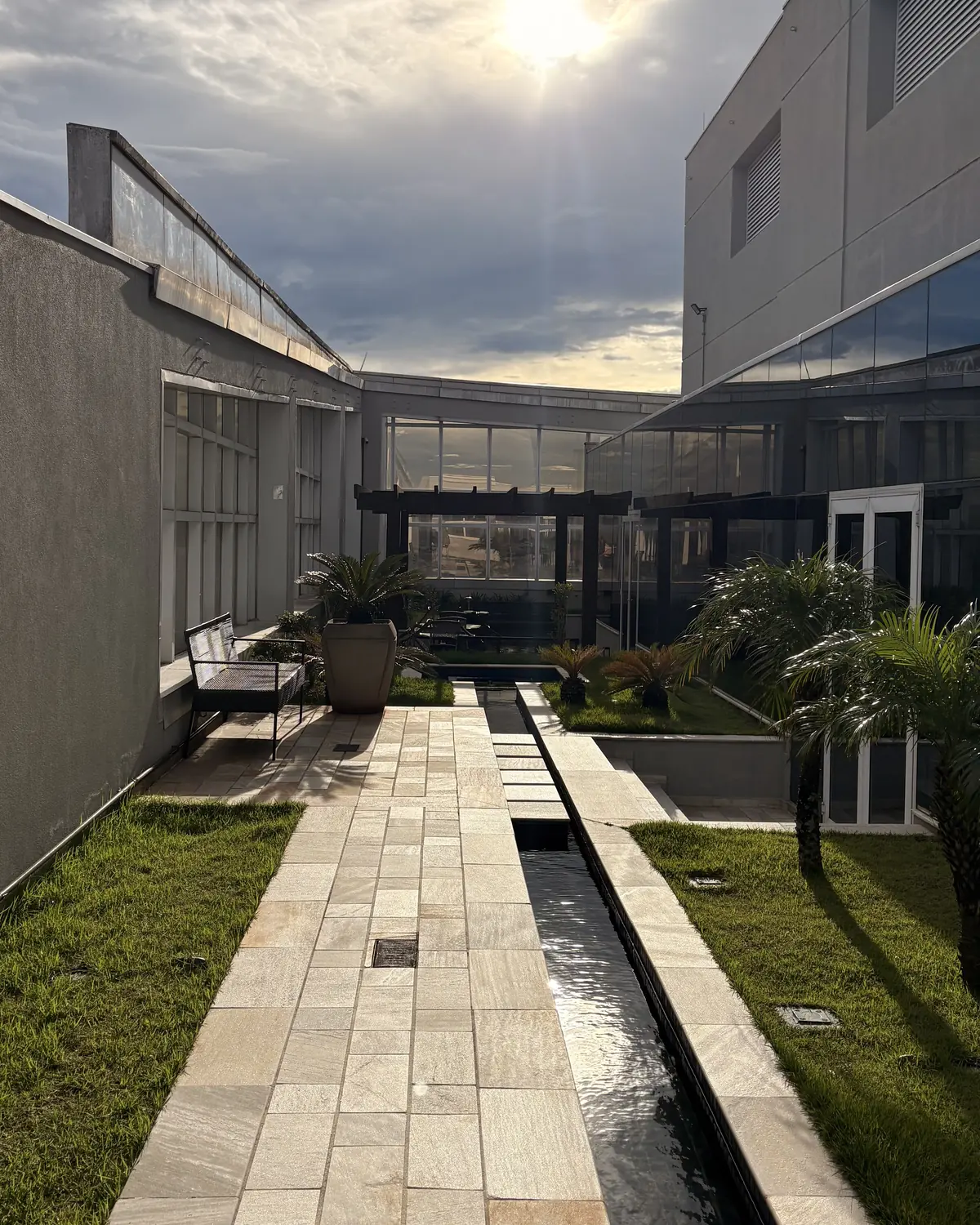 Jardim interno do prédio ao entardecer