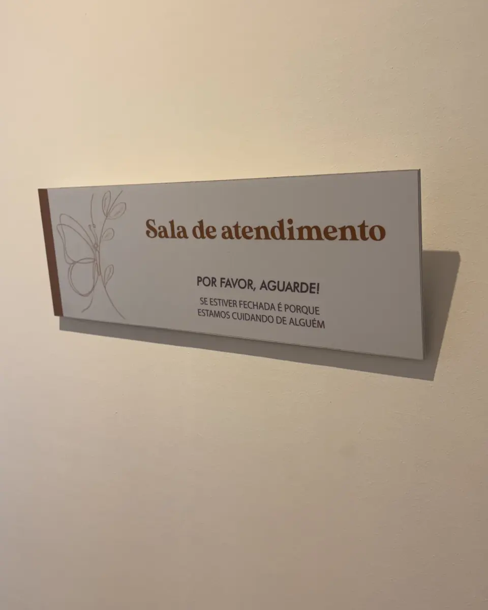 Placa "Sala de atendimento" na porta
