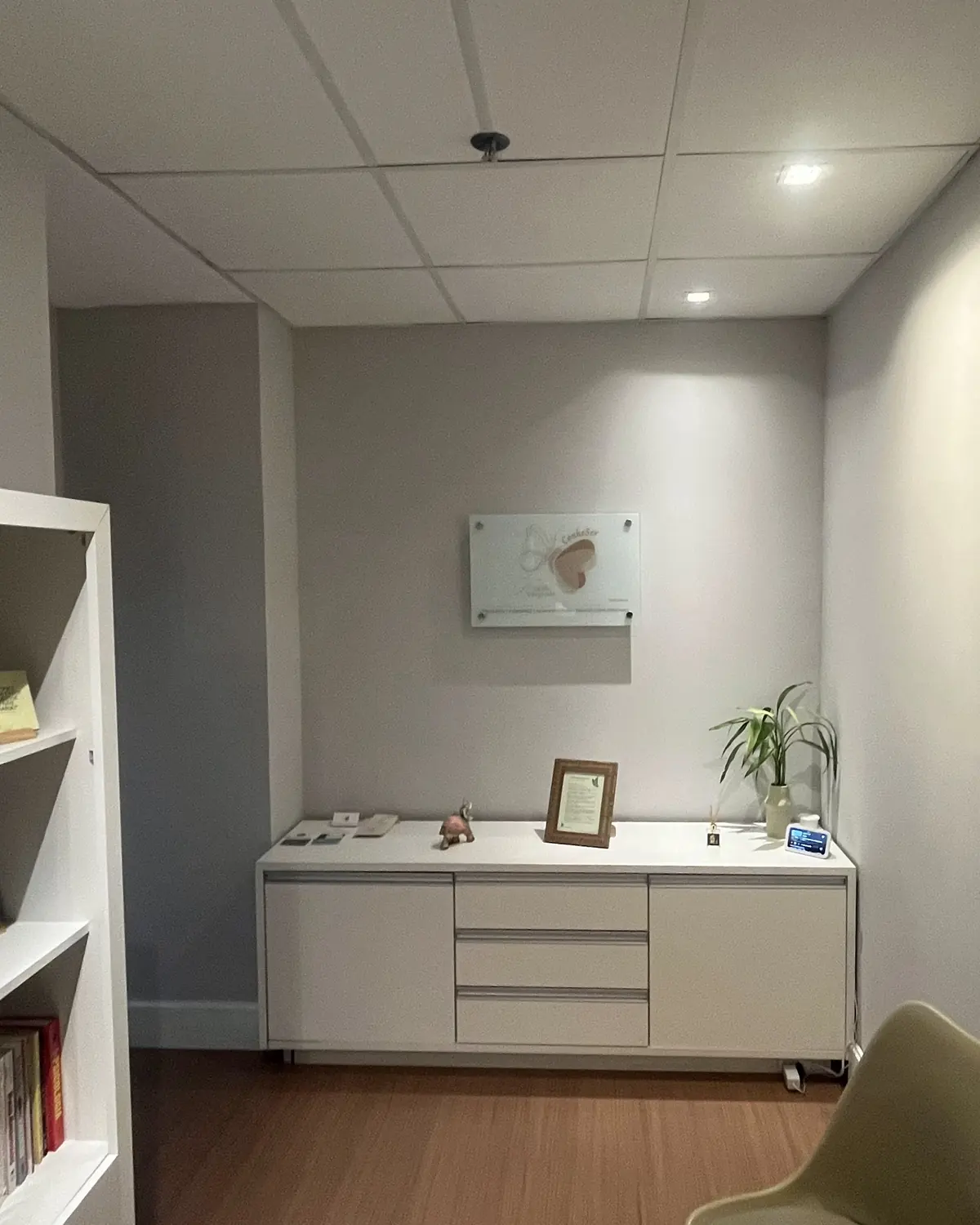 Sala com estante de livros e aparador