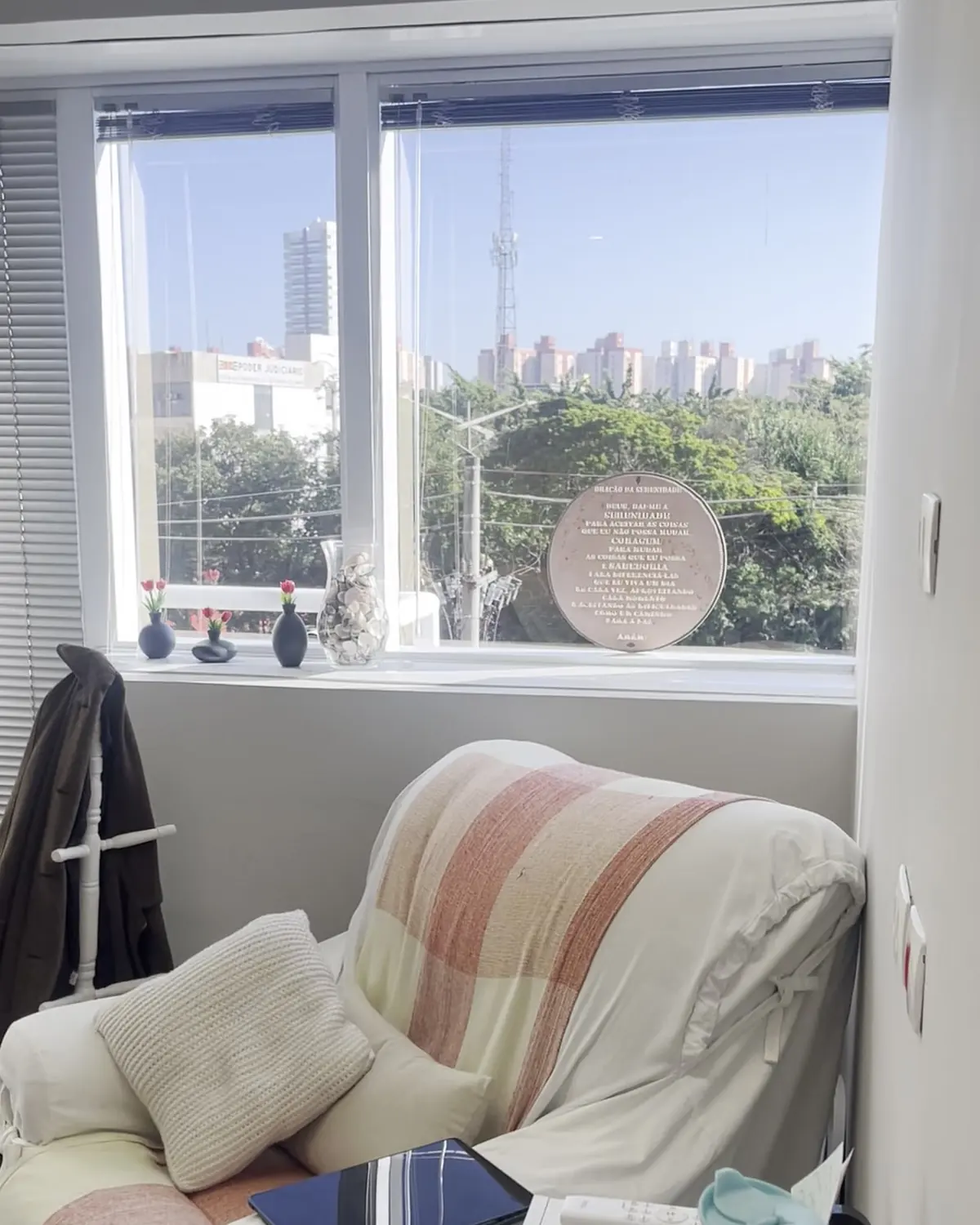 Sala de atendimento com poltrona e vista para a cidade